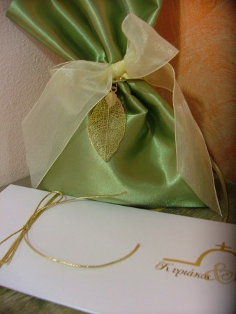 Μπομπονιέρα και προσκλητήριο με χρυσή λεπτομέρεια