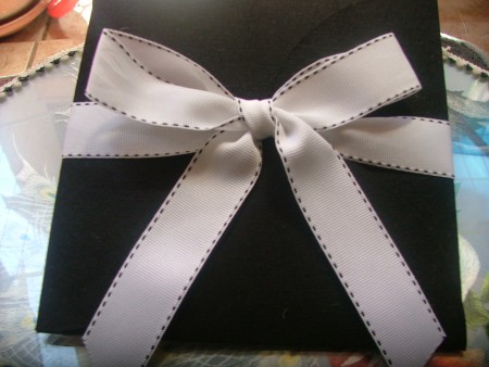 Φάκελος προσκλητηρίου σε μαύρο με όψη και υφή βελούδου